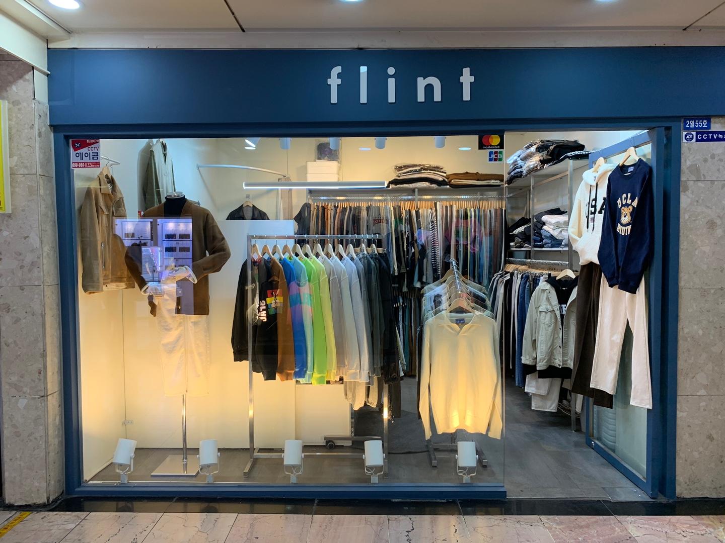 釜山西面地下街，时尚风格服饰店，内有舒适休息区，方便轻松购物。